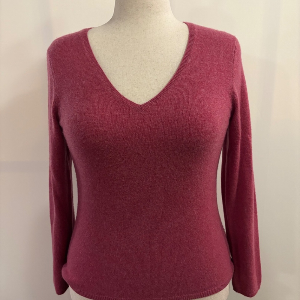 Charter Club 2-ply 100% Cashmere Sweater in Rose Pink. V neck. Medium.